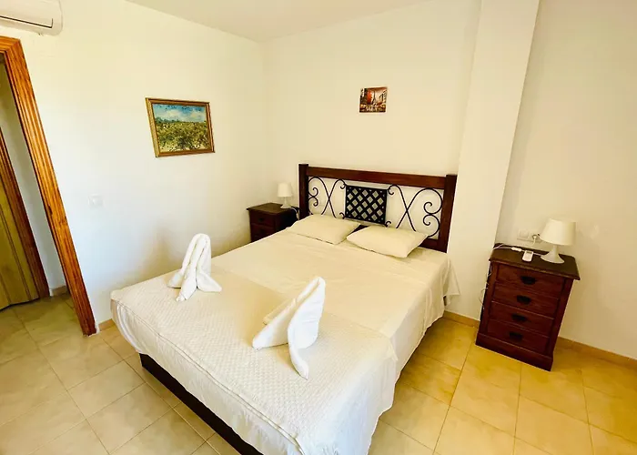 2 Bedroom Beautiful 300m From With Pool! *