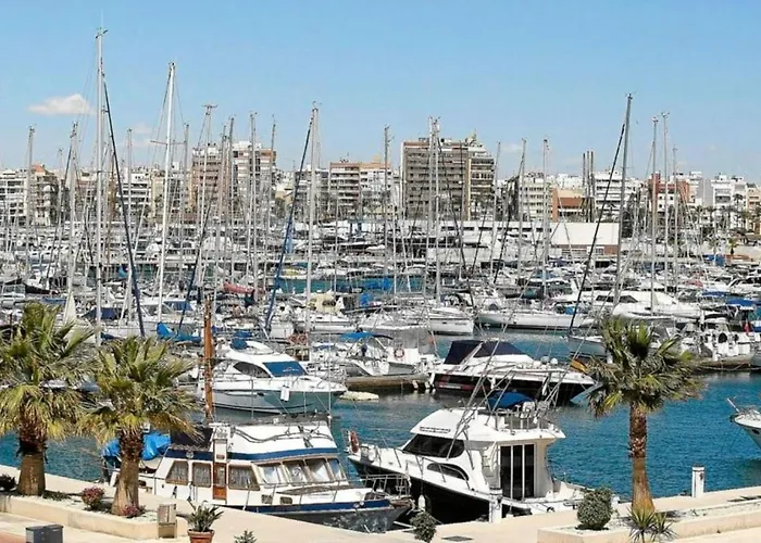 2 Bedroom Beautiful 300m From With Pool! شقة