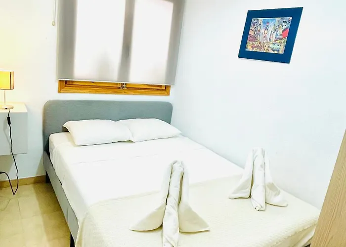 2 Bedroom Beautiful 300m From With Pool! تورّيفيِخا