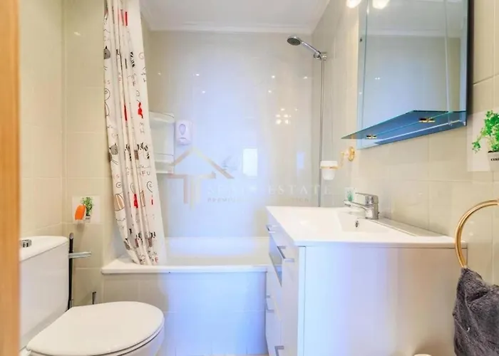 2 Bedroom Beautiful 300m From With Pool! * تورّيفيِخا